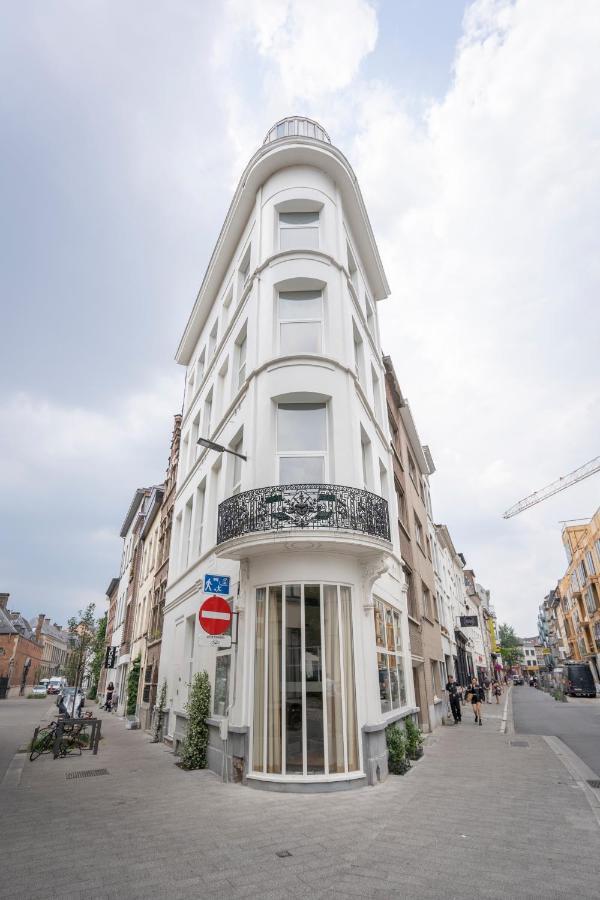 Shway - The Red With Pearls Appartement Antwerpen Buitenkant foto