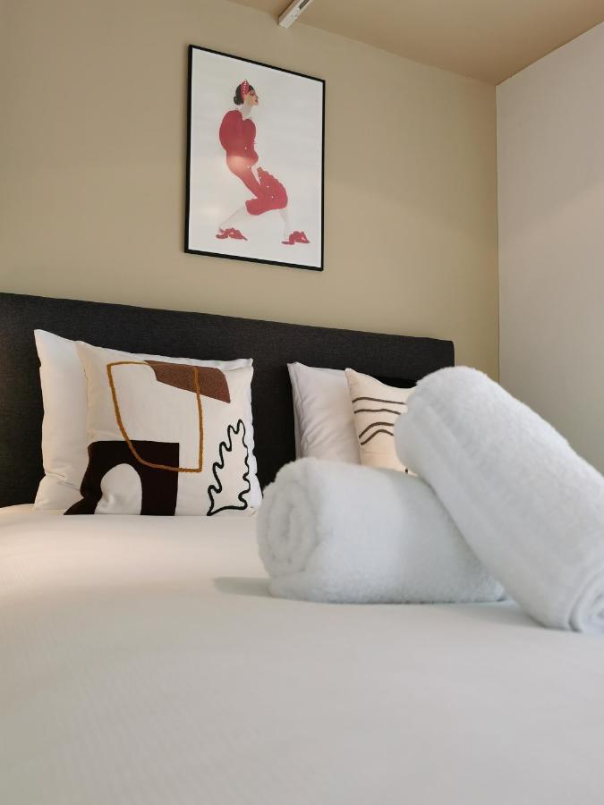 Shway - The Red With Pearls Appartement Antwerpen Buitenkant foto